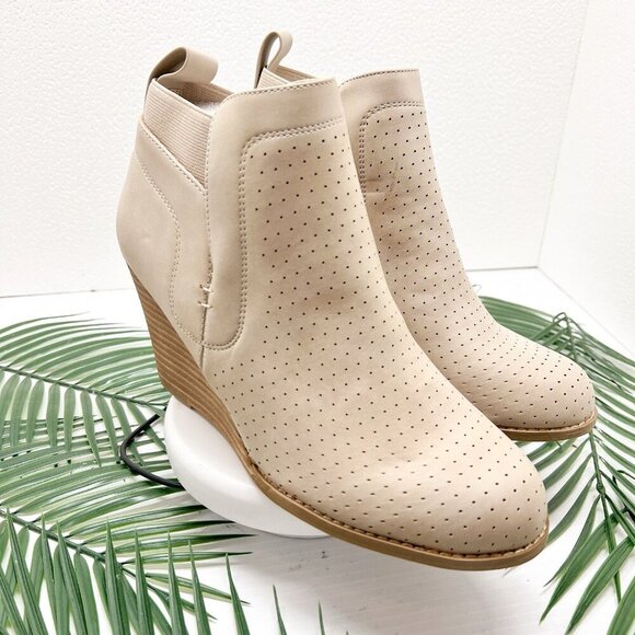 DV by Dolce Vita Gerdy Beige Perforated Round Toe Wedge Heel Booties Size 7.5 NW - Picture 1 of 10